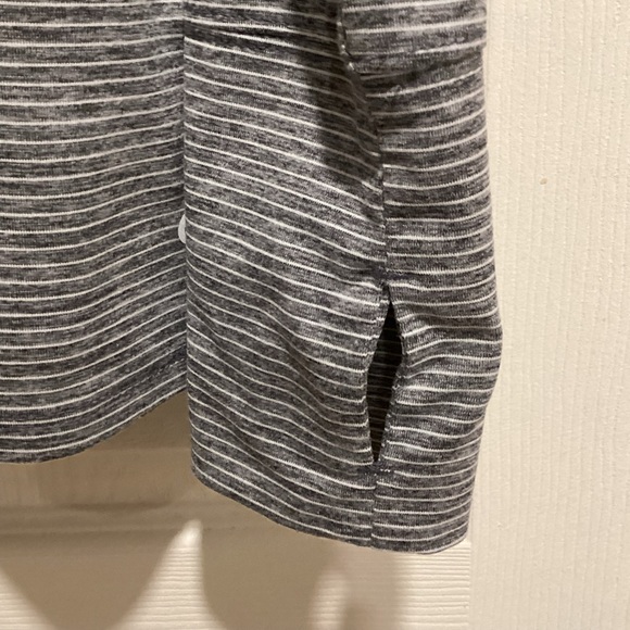 GapFit Breathe Long Sleeved Open Back T-Shirt, Size S - Picture 10 of 11